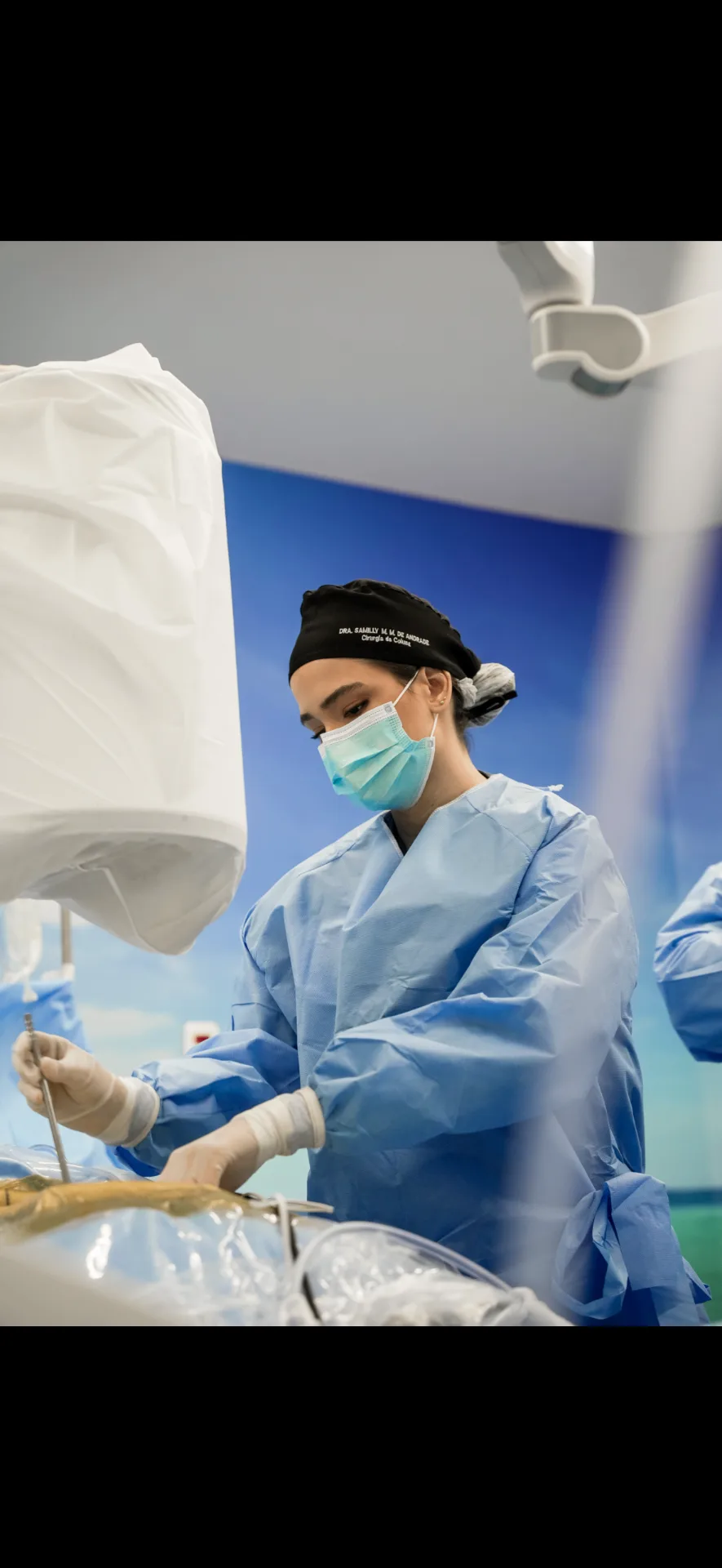Detalhe de cirurgia minimamente invasiva de coluna