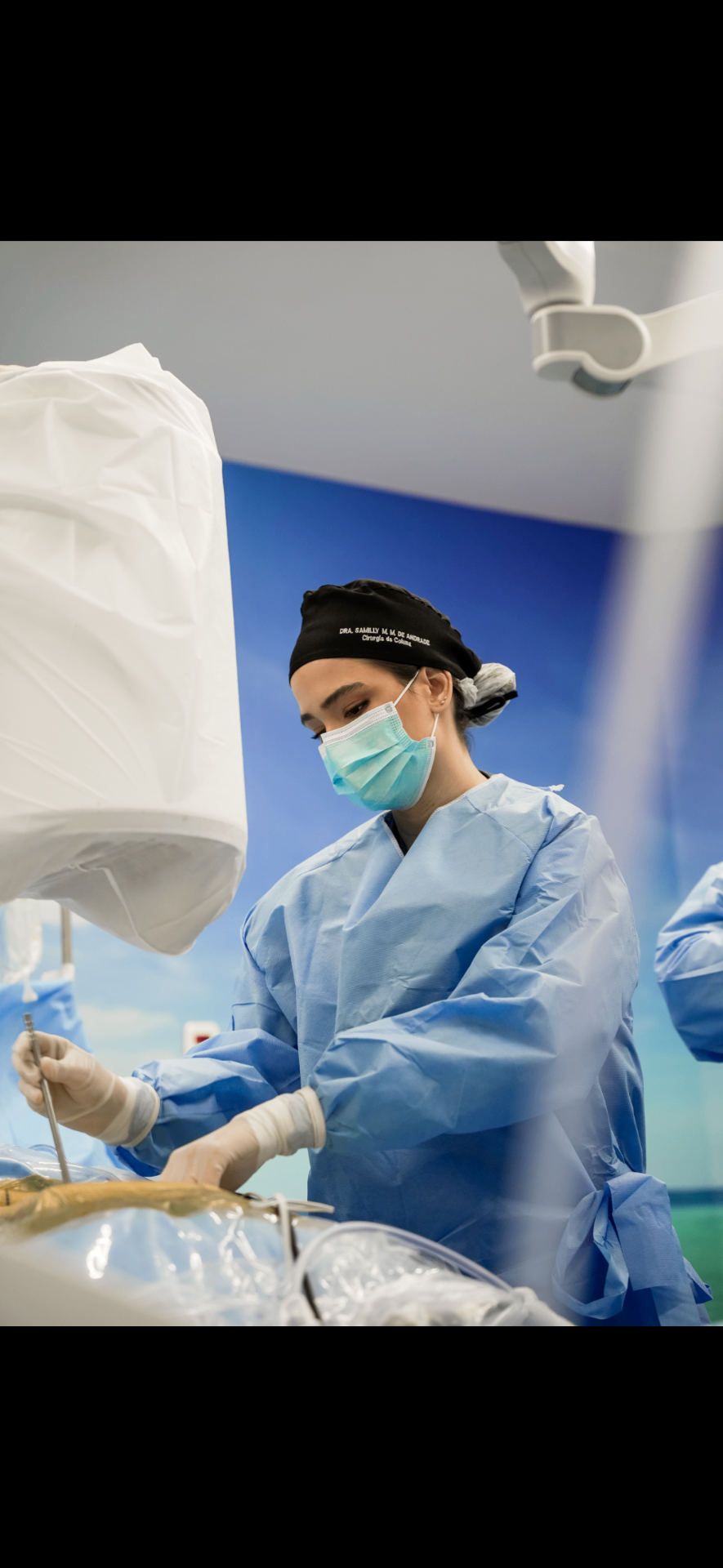 Dra. Samilly em cirurgia de coluna